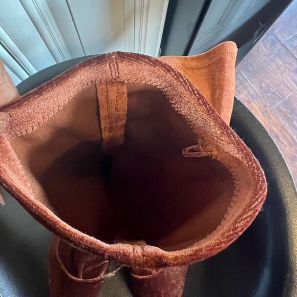 Brown/tan velvet boots
Forever 21 Sz 8 - Picture 14 of 16